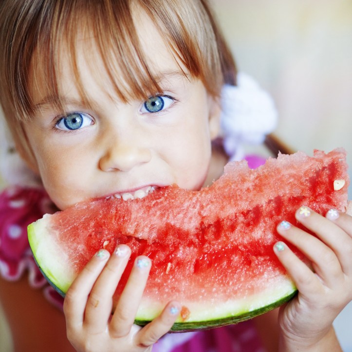 niña comiendo sandía.jpg